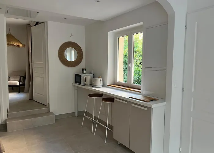 Riva, Terrasse Plein Sud, A Pied, 4 A 6 Personnes * Fréjus